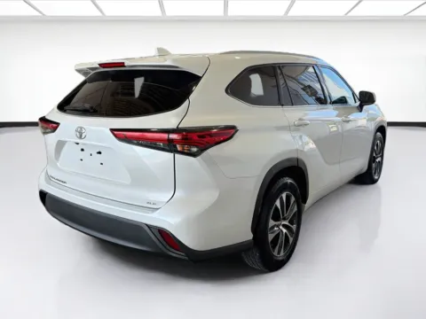 More photos of 2022 Toyota Highlander XLE at STG Auto Group of Dallas, TX