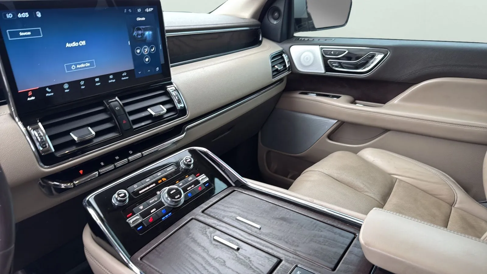 Lincoln Navigator L photo 19