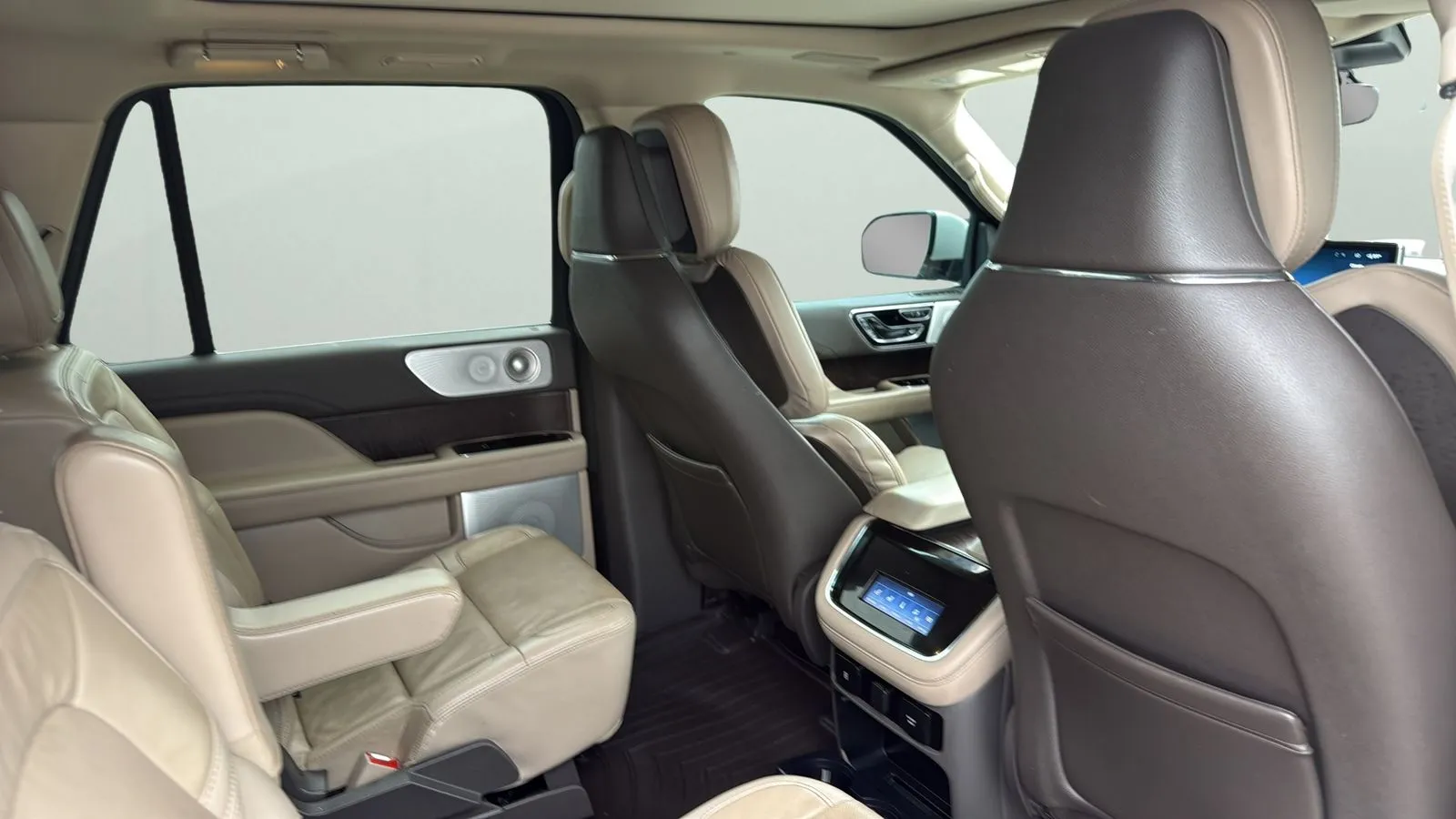 Lincoln Navigator L photo 28