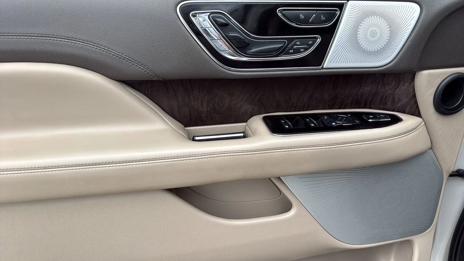 Lincoln Navigator L photo 11