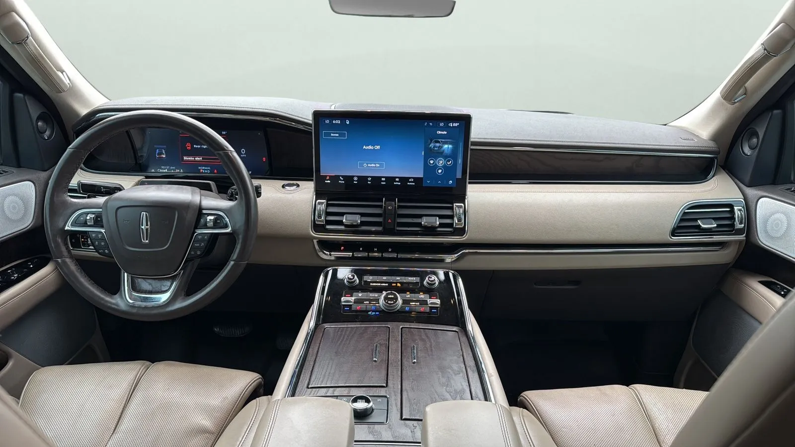 Lincoln Navigator L photo 21