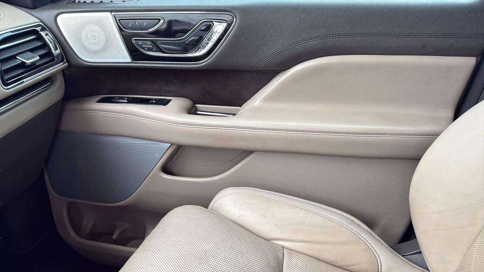 Lincoln Navigator L photo 23