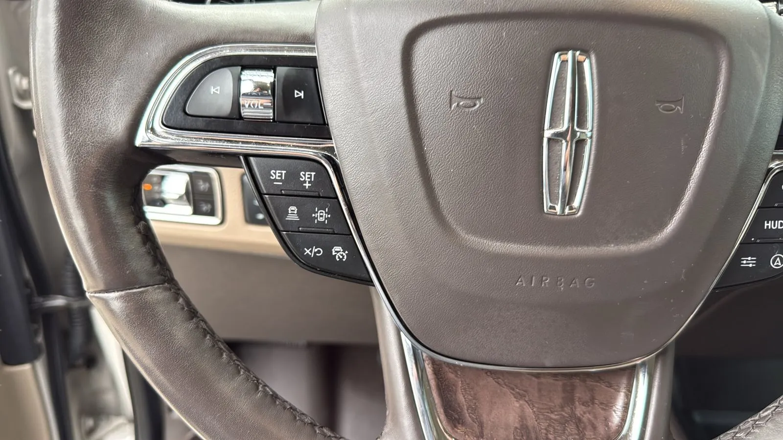 Lincoln Navigator L photo 16