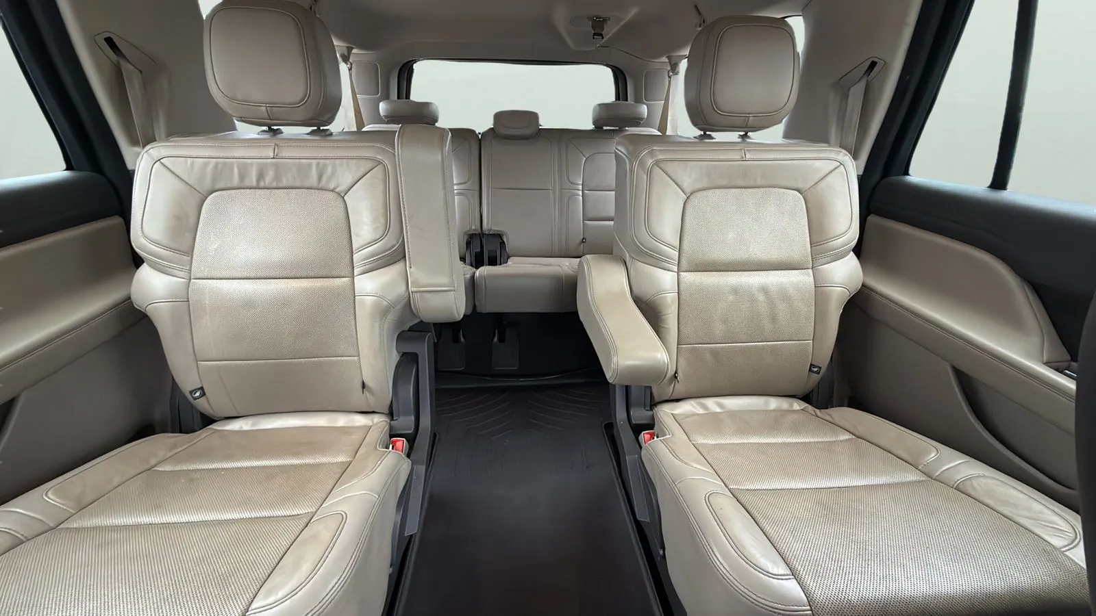 Lincoln Navigator L photo 25