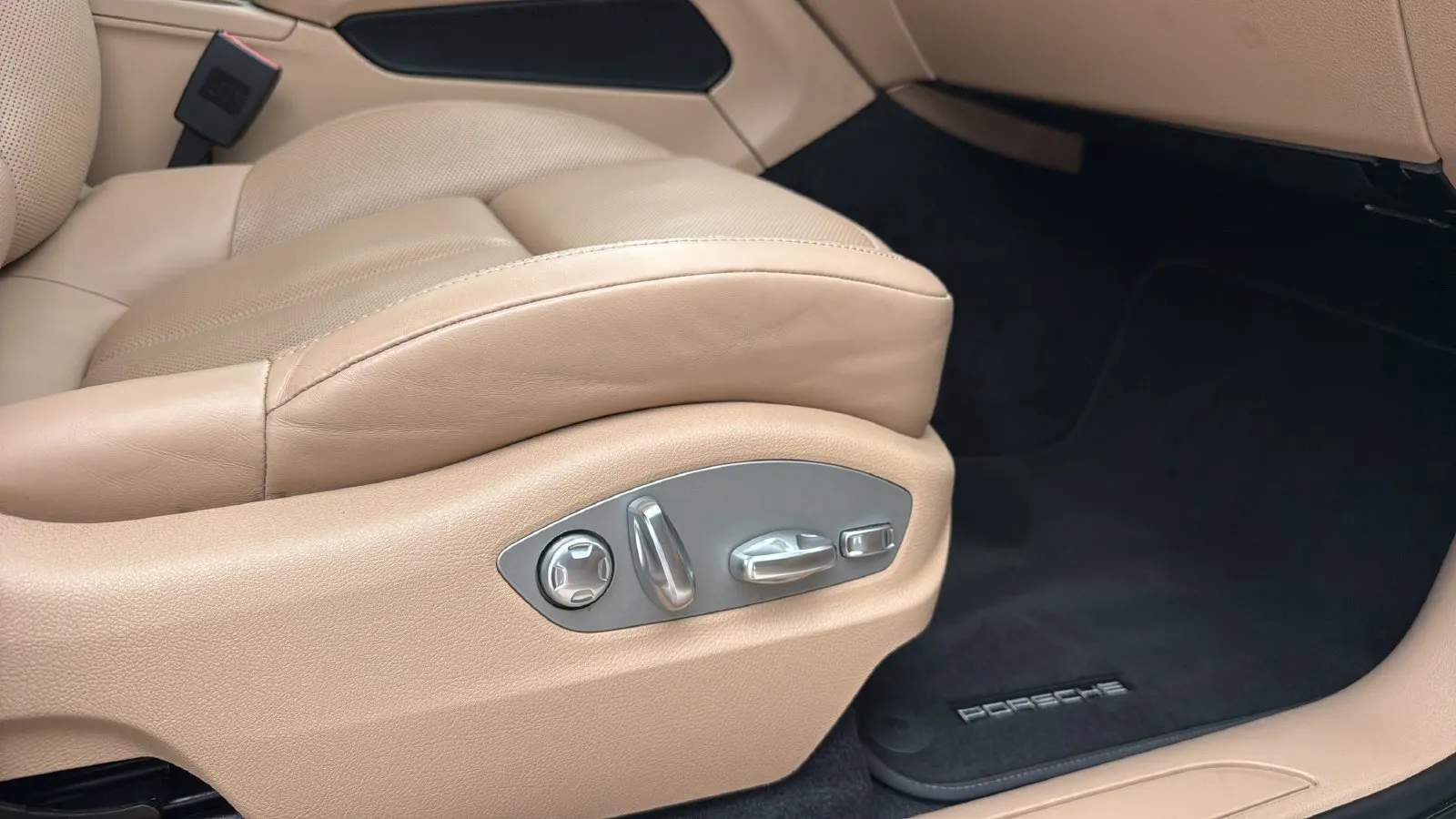 Porsche Macan photo 24