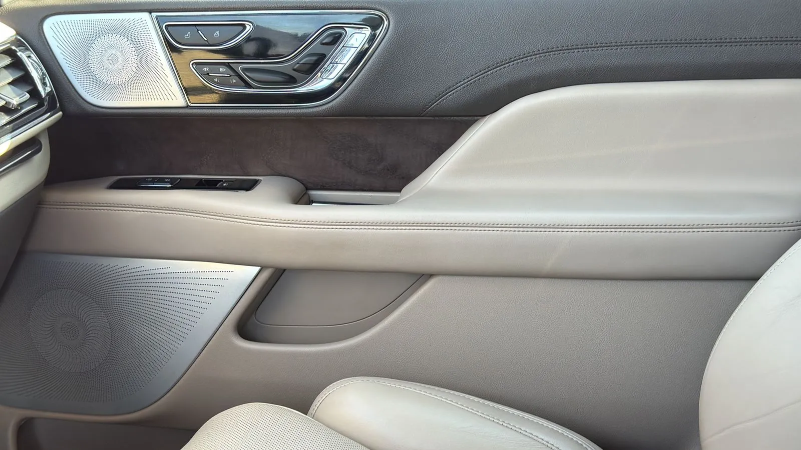 Lincoln Navigator photo 23