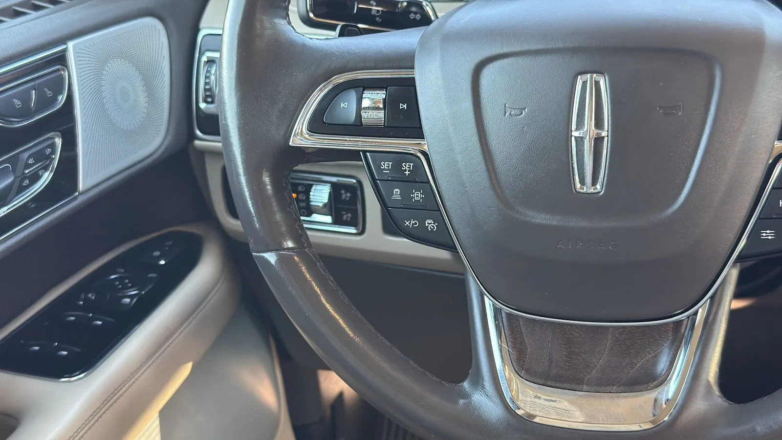 Lincoln Navigator photo 16