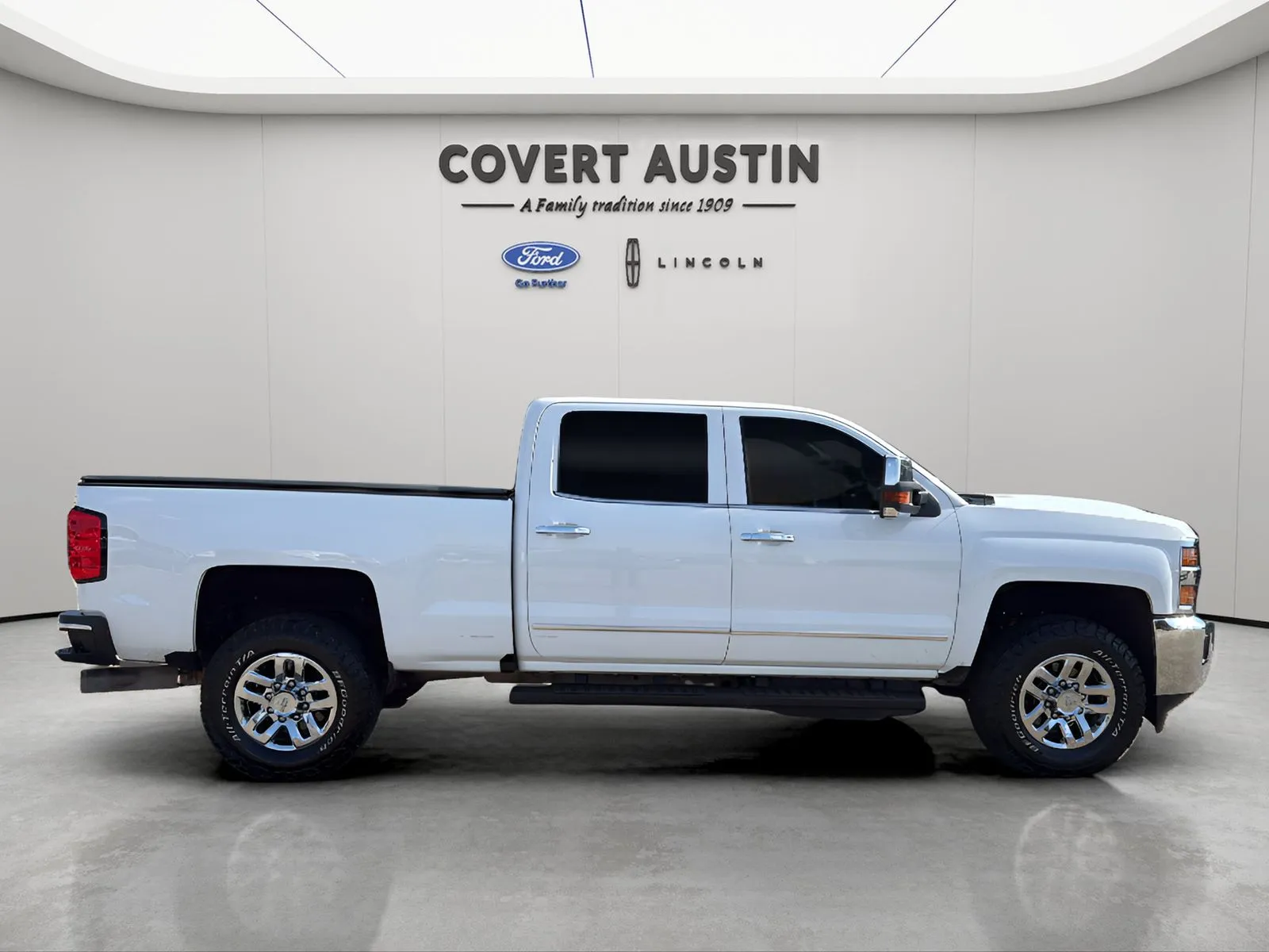 Chevrolet Silverado photo 3