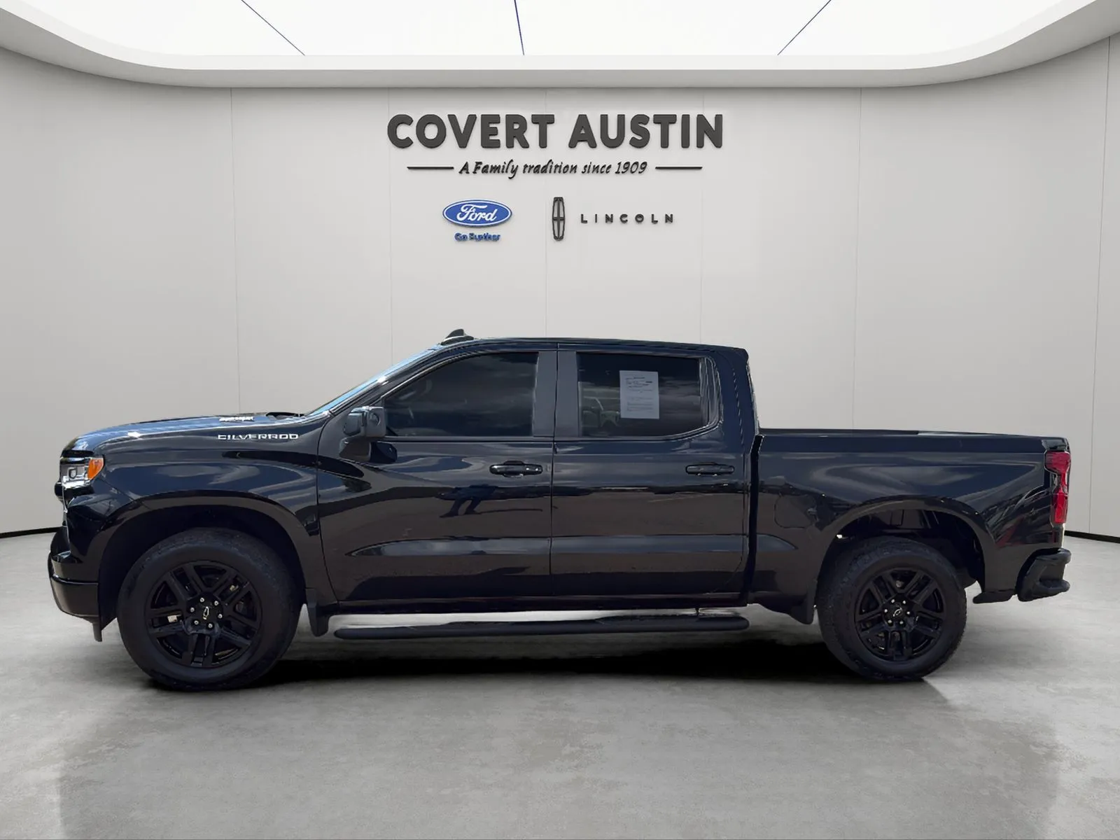 Chevrolet Silverado photo 2