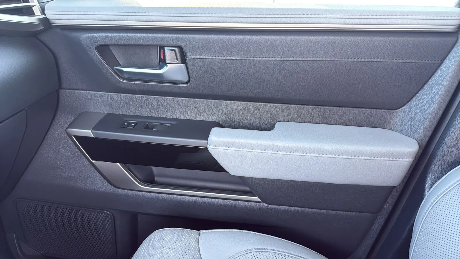 Toyota Sequoia photo 23