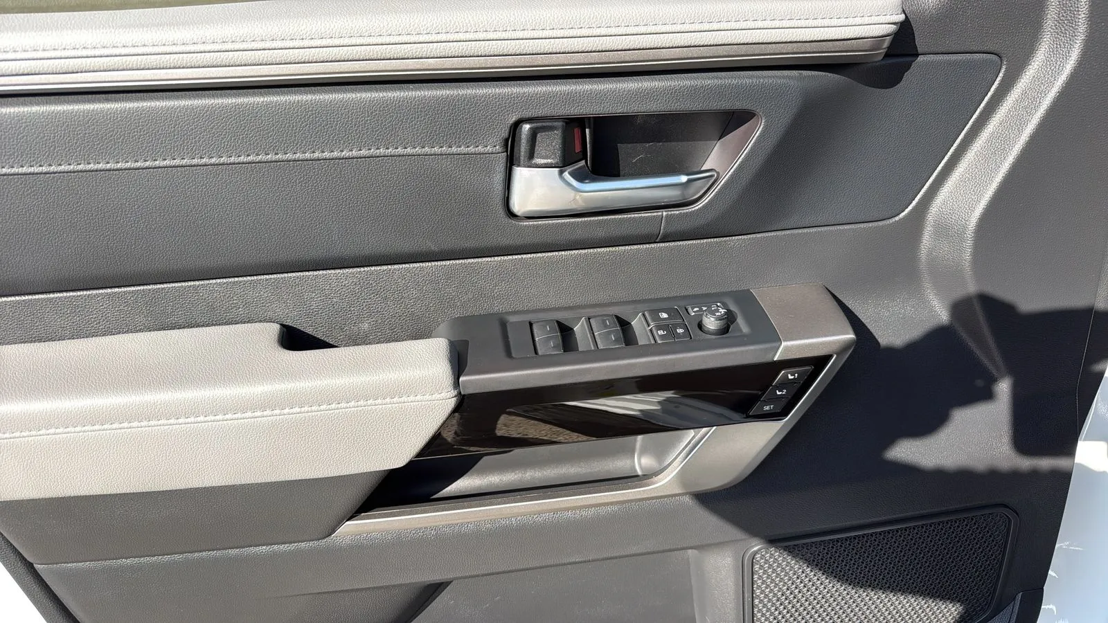 Toyota Sequoia photo 11