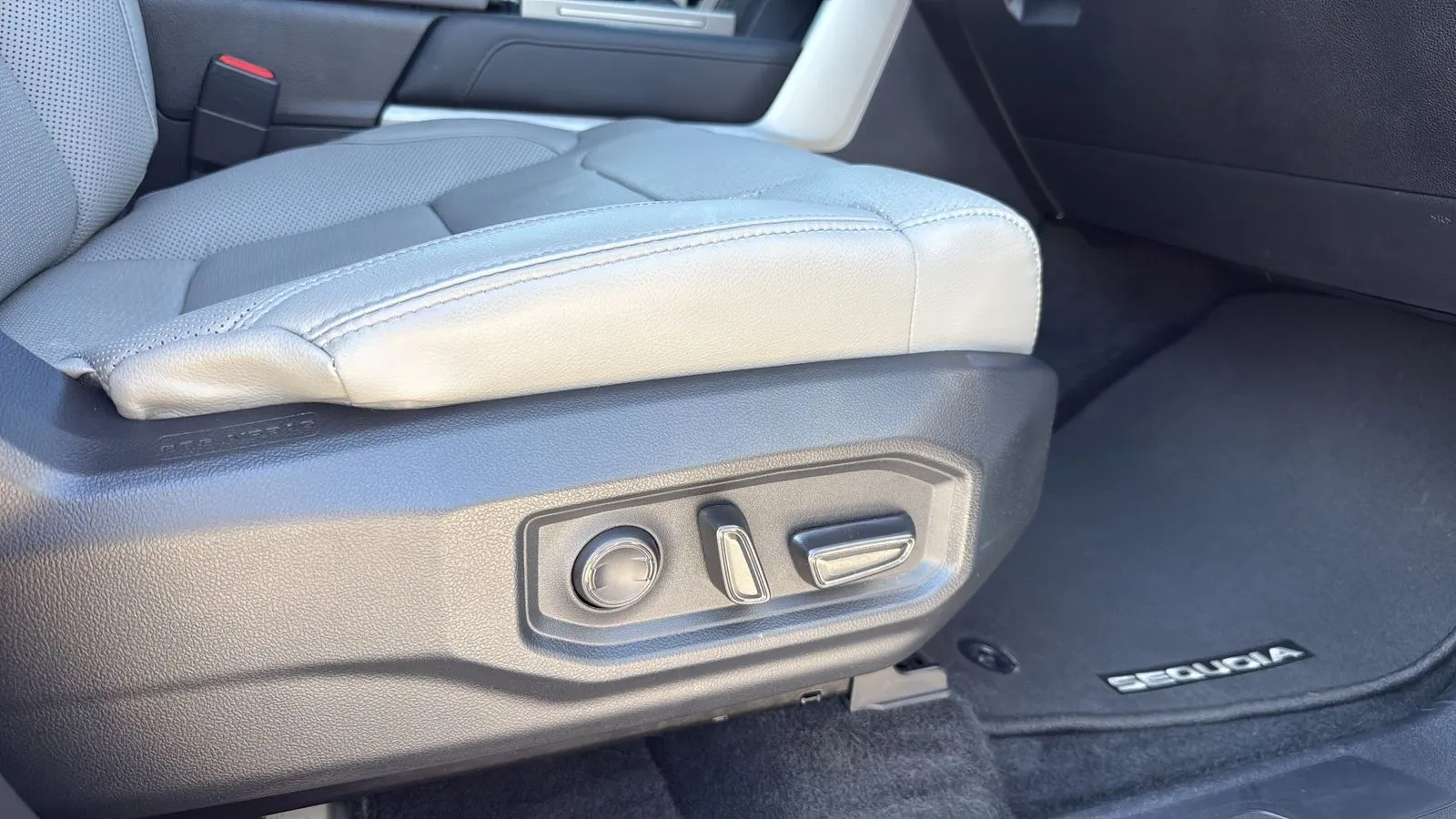 Toyota Sequoia photo 24