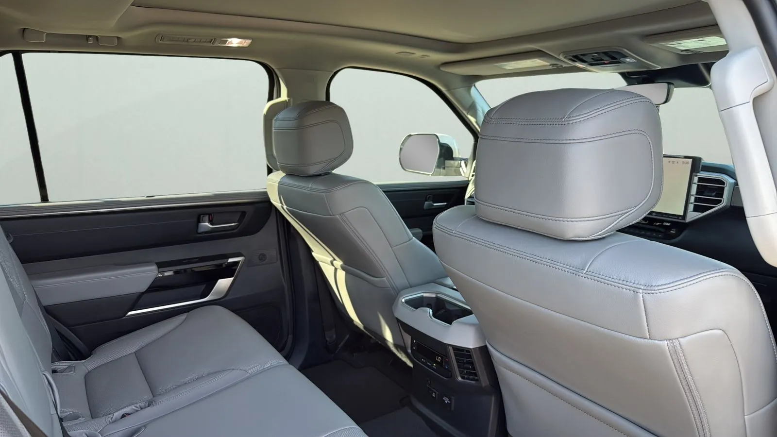 Toyota Sequoia photo 28