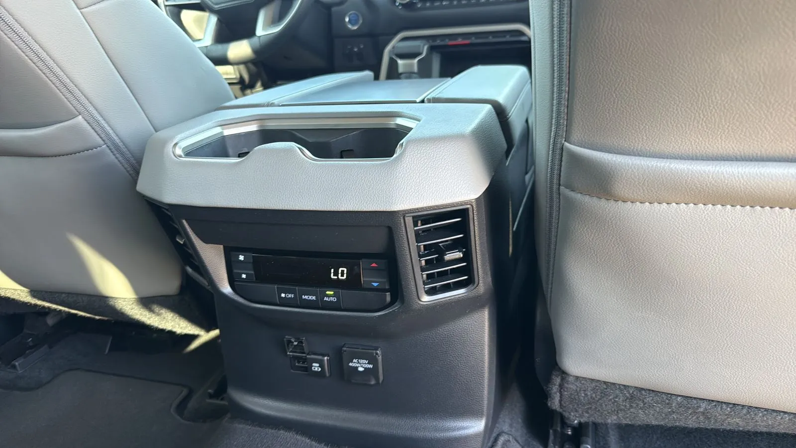 Toyota Sequoia photo 27