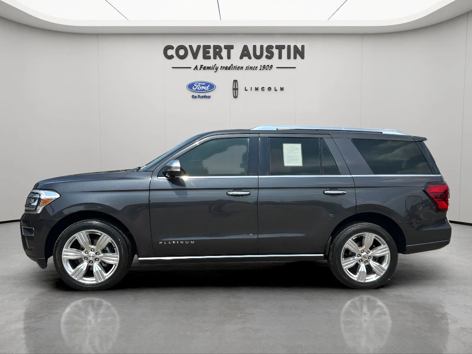 Ford Expedition photo 2