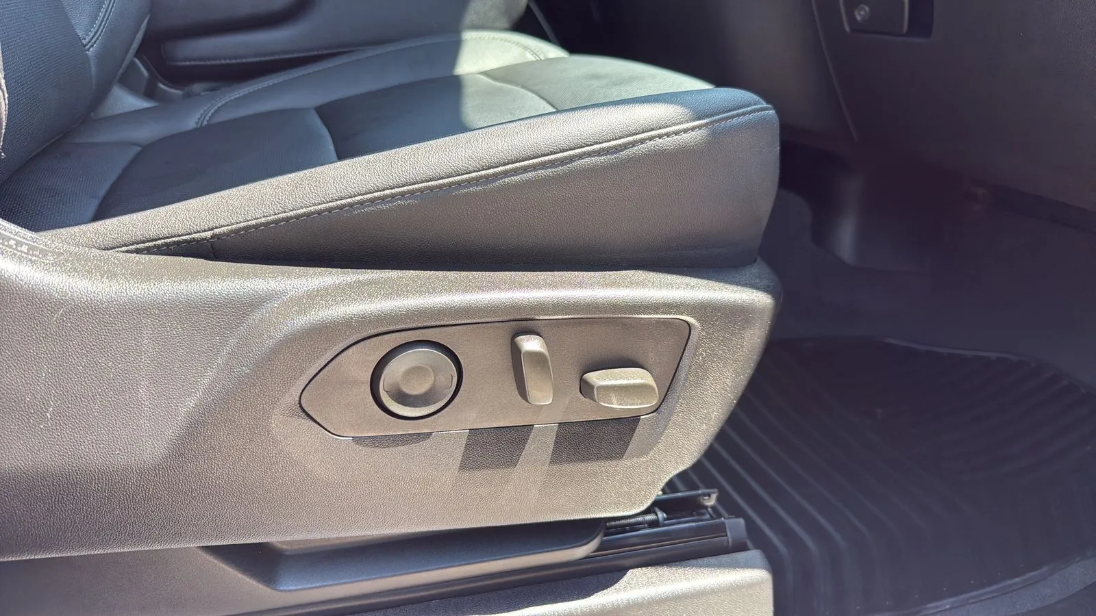 Chevrolet Silverado photo 24