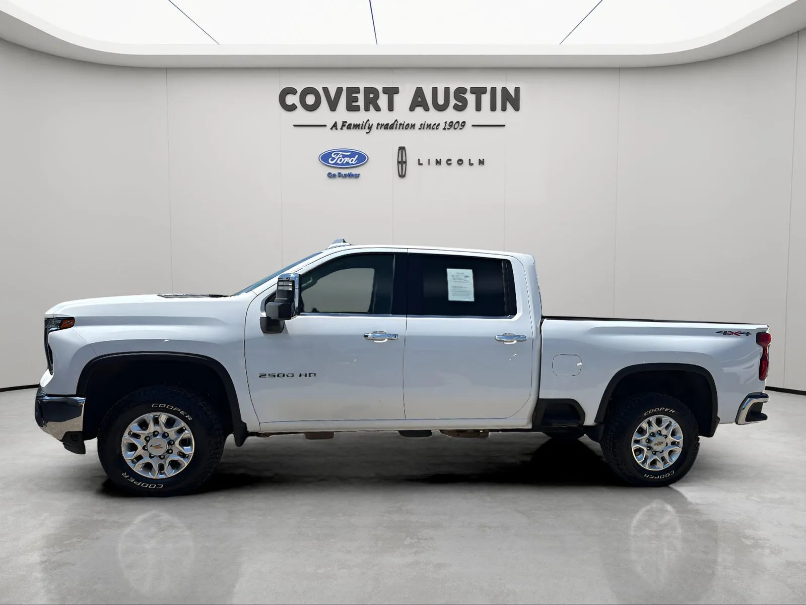 Chevrolet Silverado photo 2