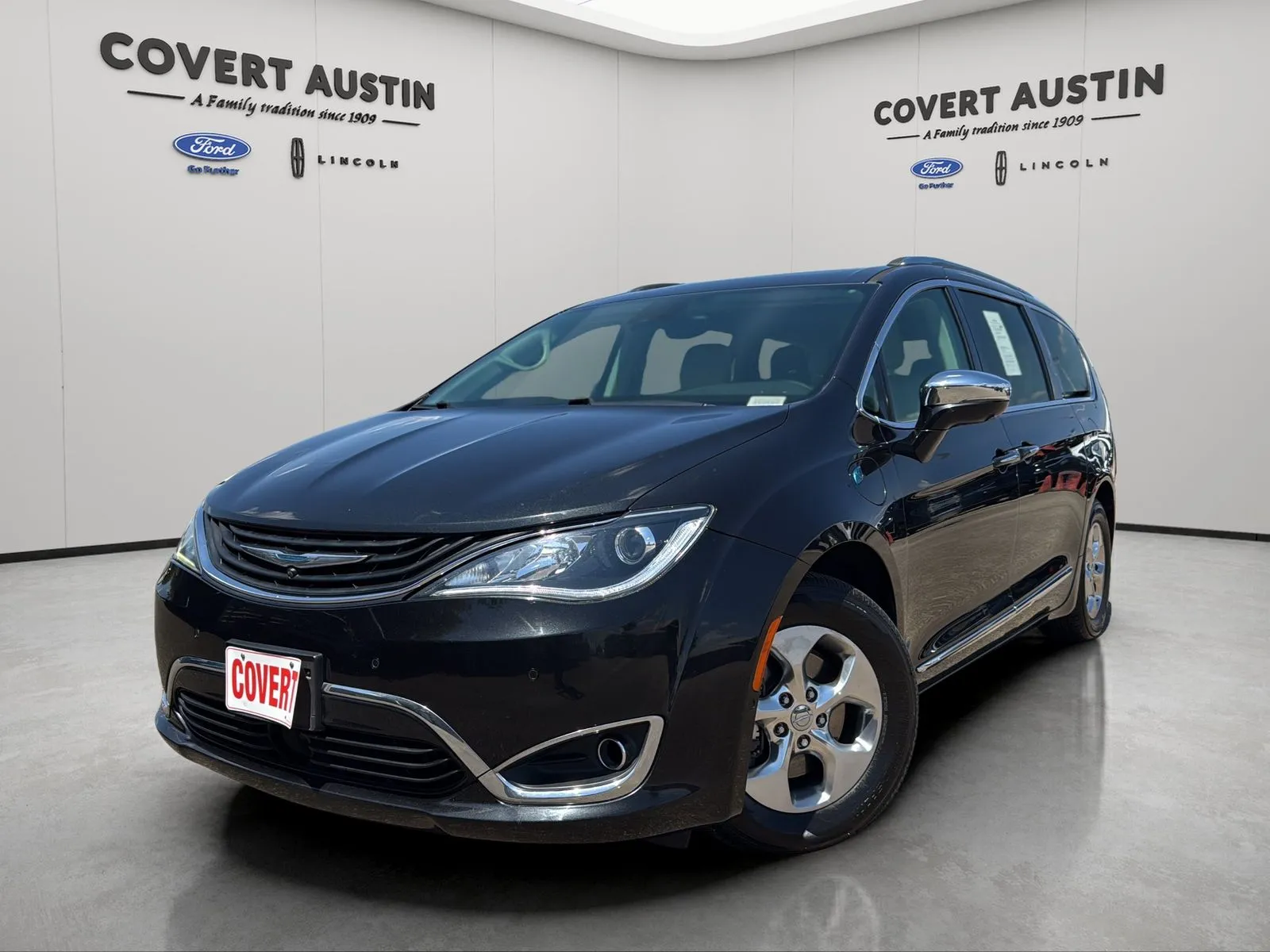 Black 2018 Chrysler Pacifica Hybrid Limited for sale in Austin, TX
