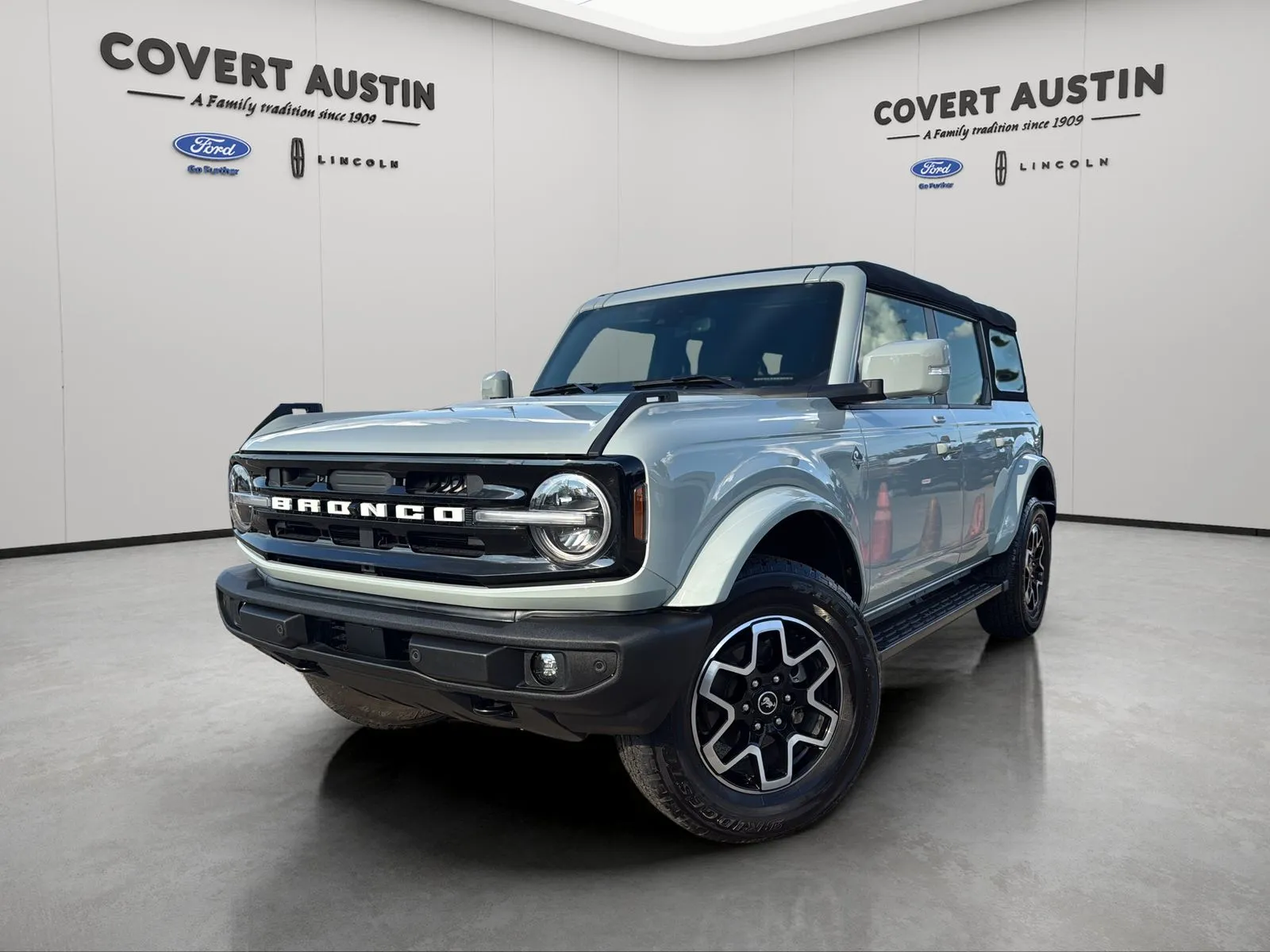 Gray 2023 Ford Bronco Outer Banks for sale in Austin, TX