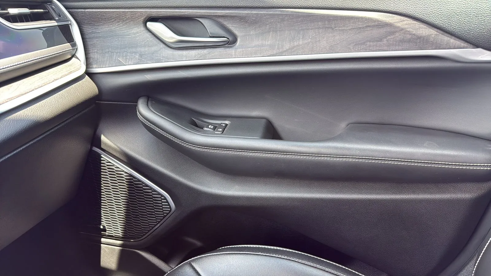 Jeep Grand Cherokee photo 23