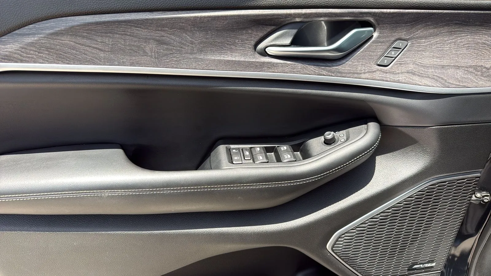 Jeep Grand Cherokee photo 11