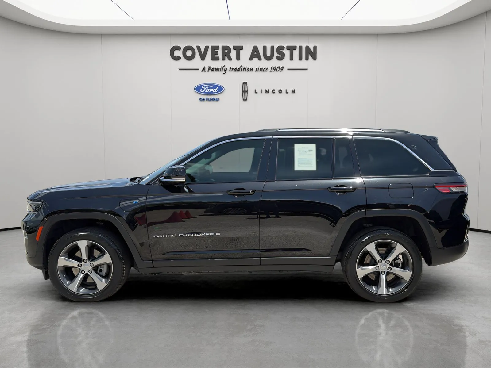 Jeep Grand Cherokee photo 2