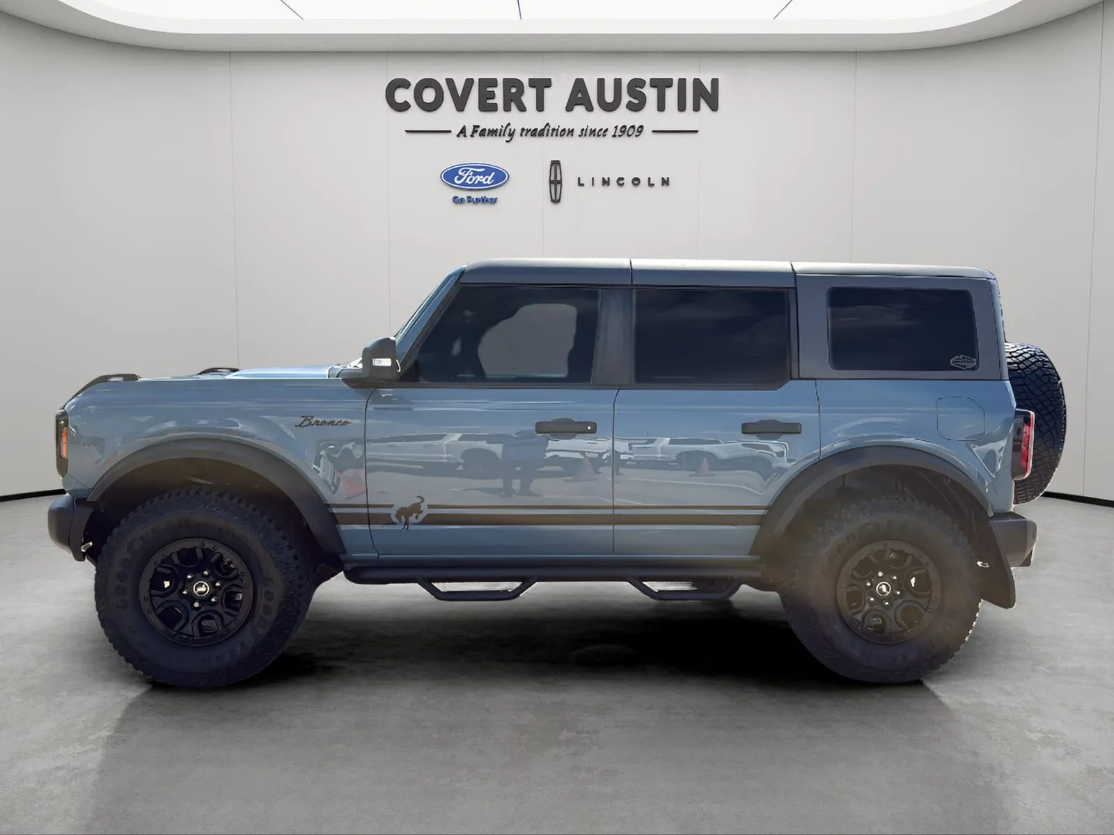 Ford Bronco photo 2