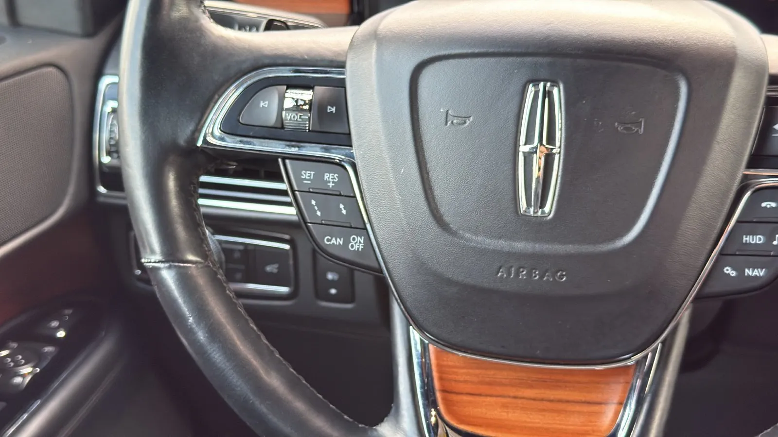 Lincoln Navigator photo 16