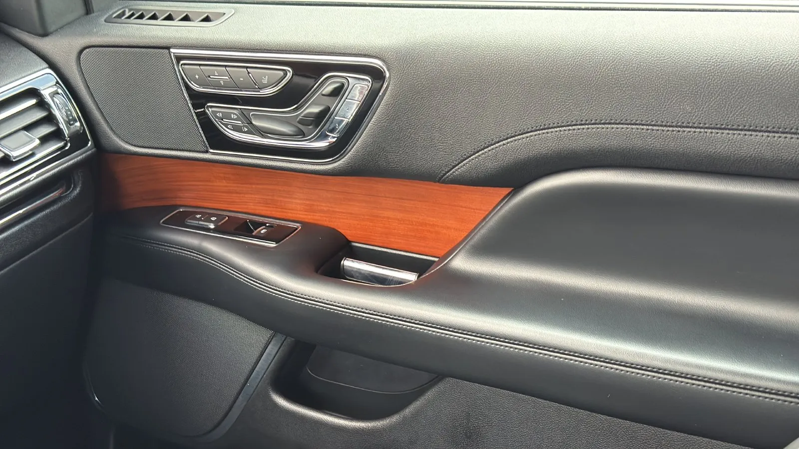 Lincoln Navigator photo 23