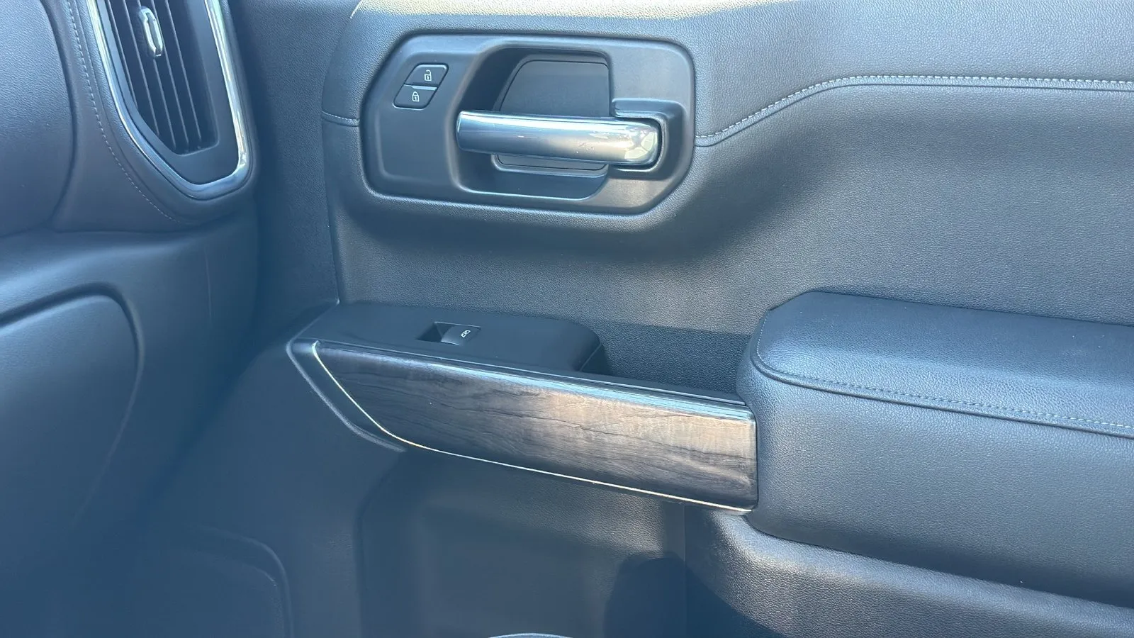 Chevrolet Silverado photo 23