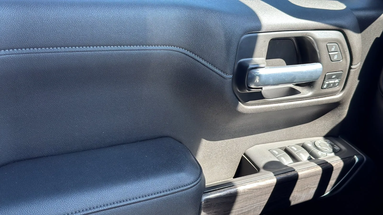 Chevrolet Silverado photo 11