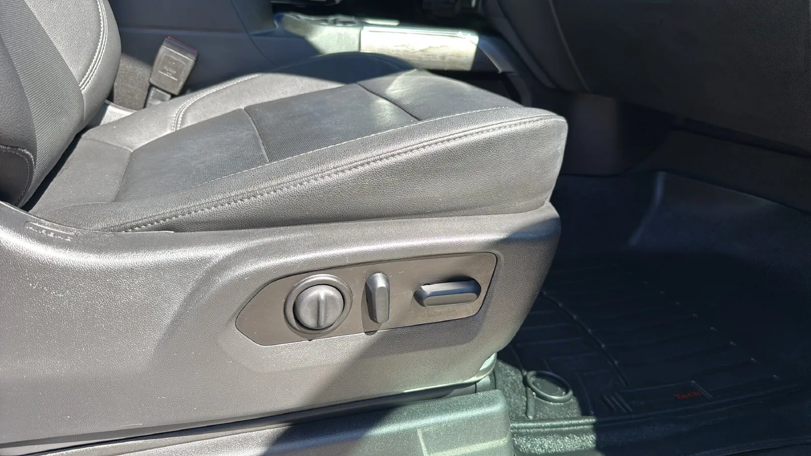 Chevrolet Silverado photo 24