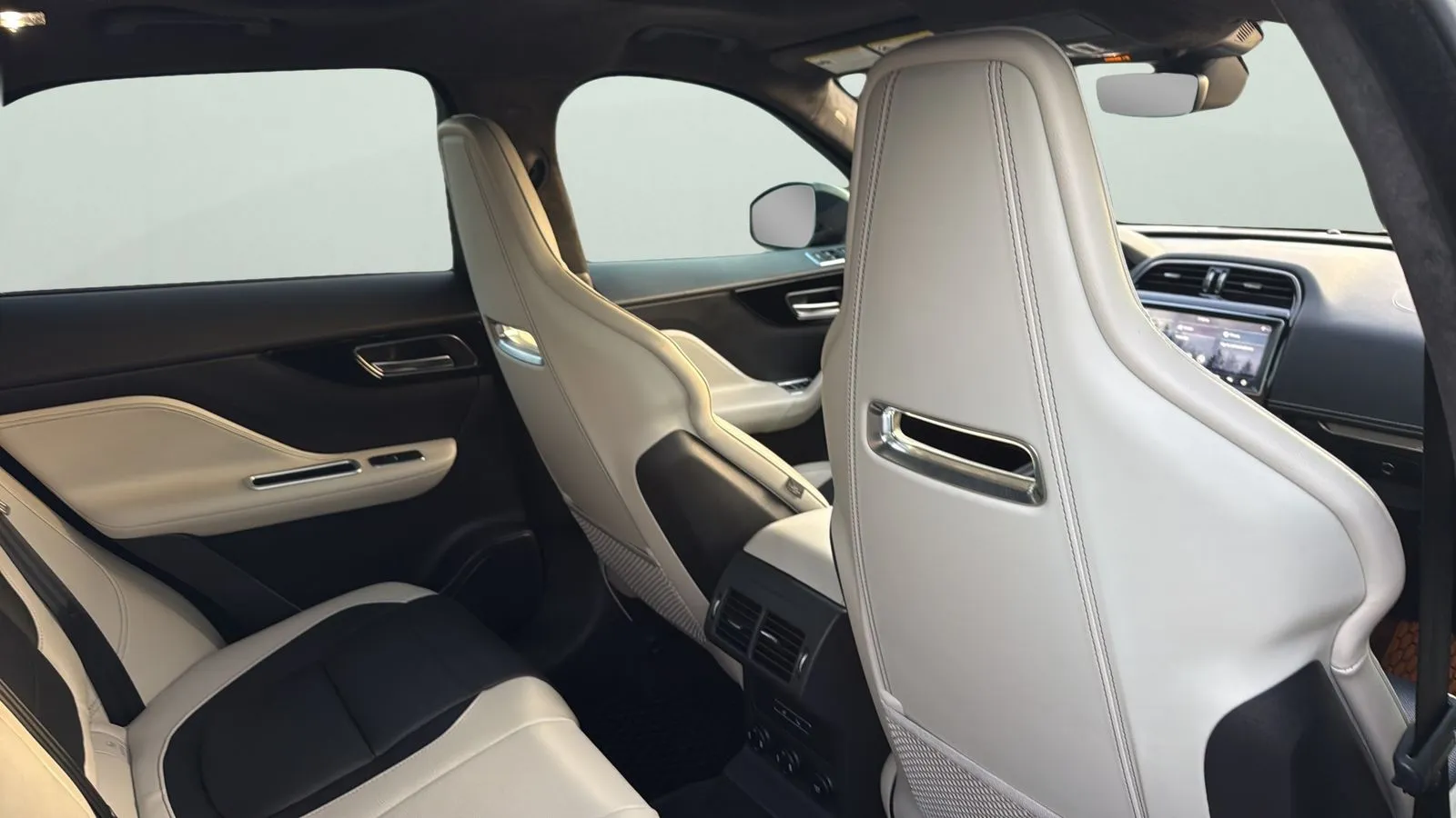 Jaguar F-PACE photo 25