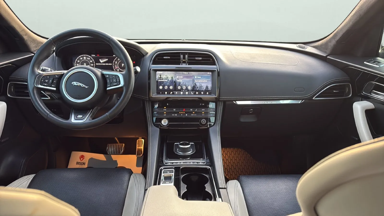 Jaguar F-PACE photo 18