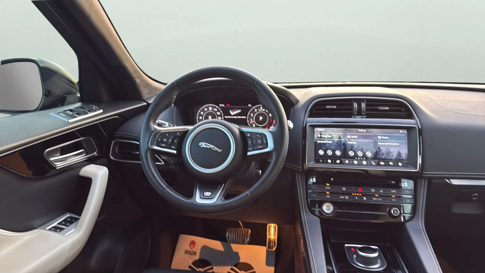 Jaguar F-PACE photo 9