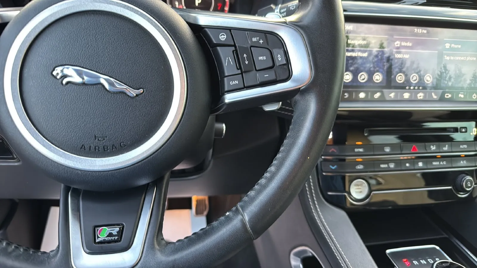 Jaguar F-PACE photo 12