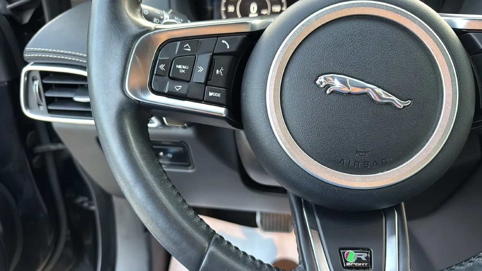 Jaguar F-PACE photo 13