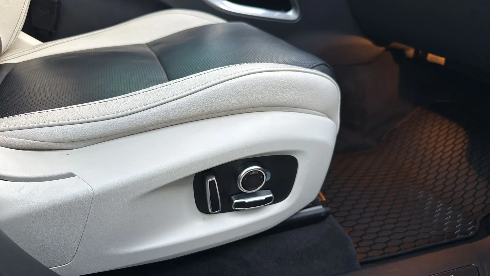 Jaguar F-PACE photo 21