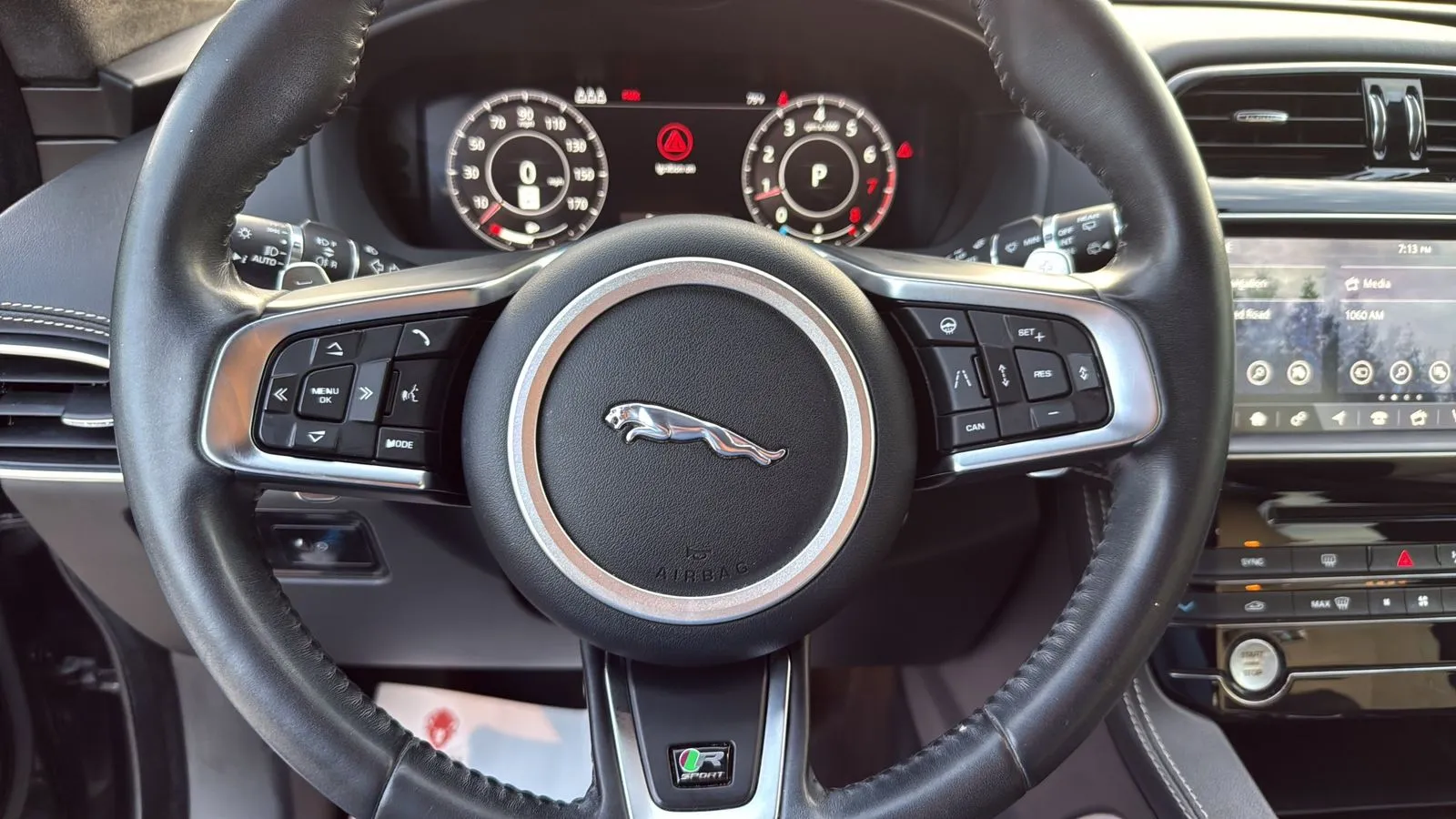 Jaguar F-PACE photo 11