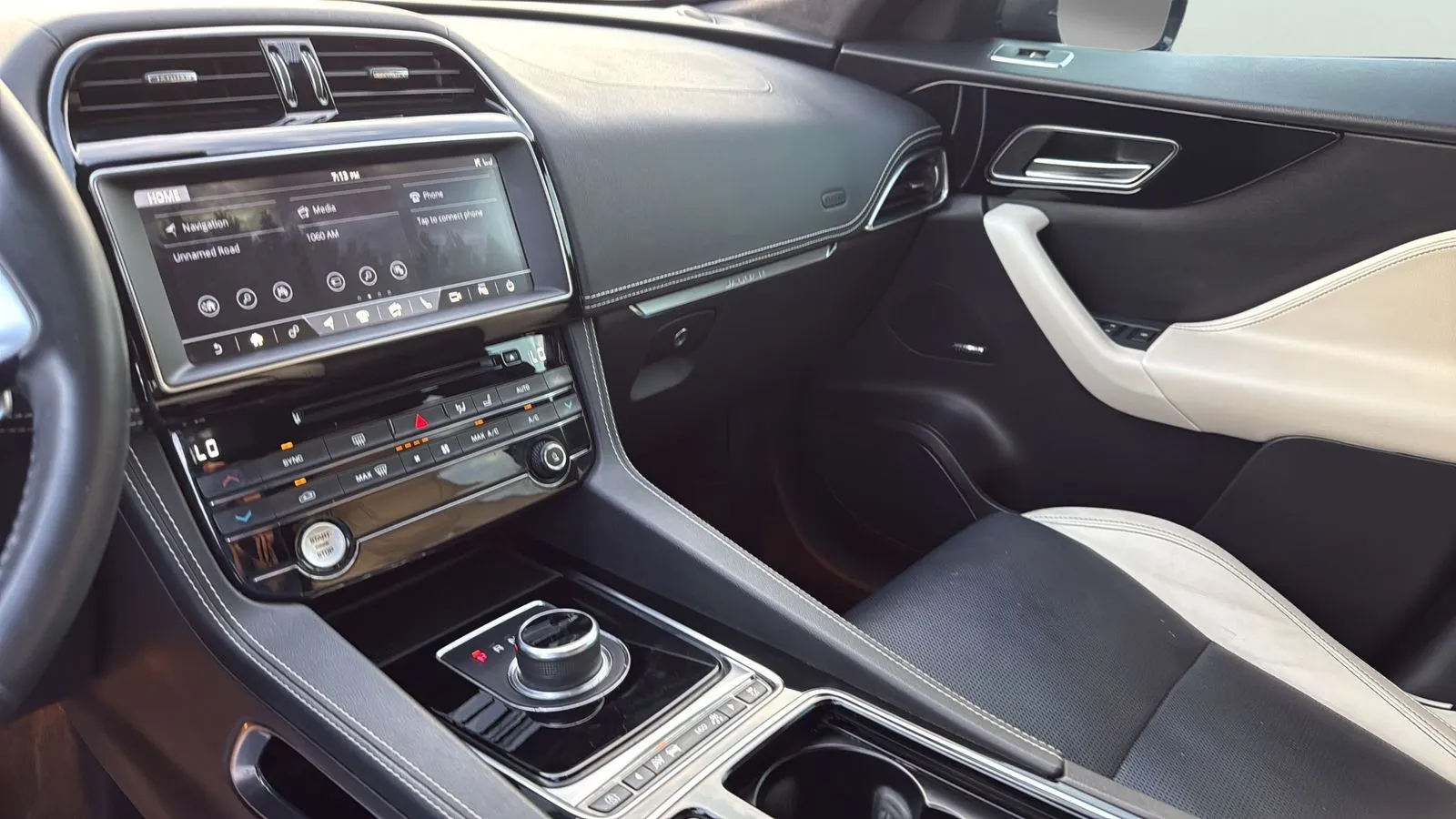 Jaguar F-PACE photo 16