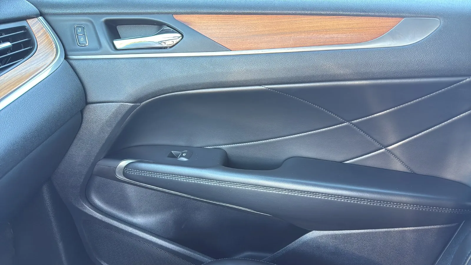 Lincoln MKC photo 20