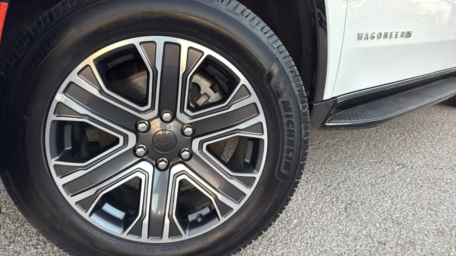 Jeep Wagoneer photo 29