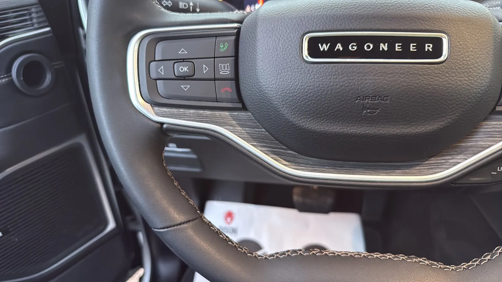 Jeep Wagoneer photo 16