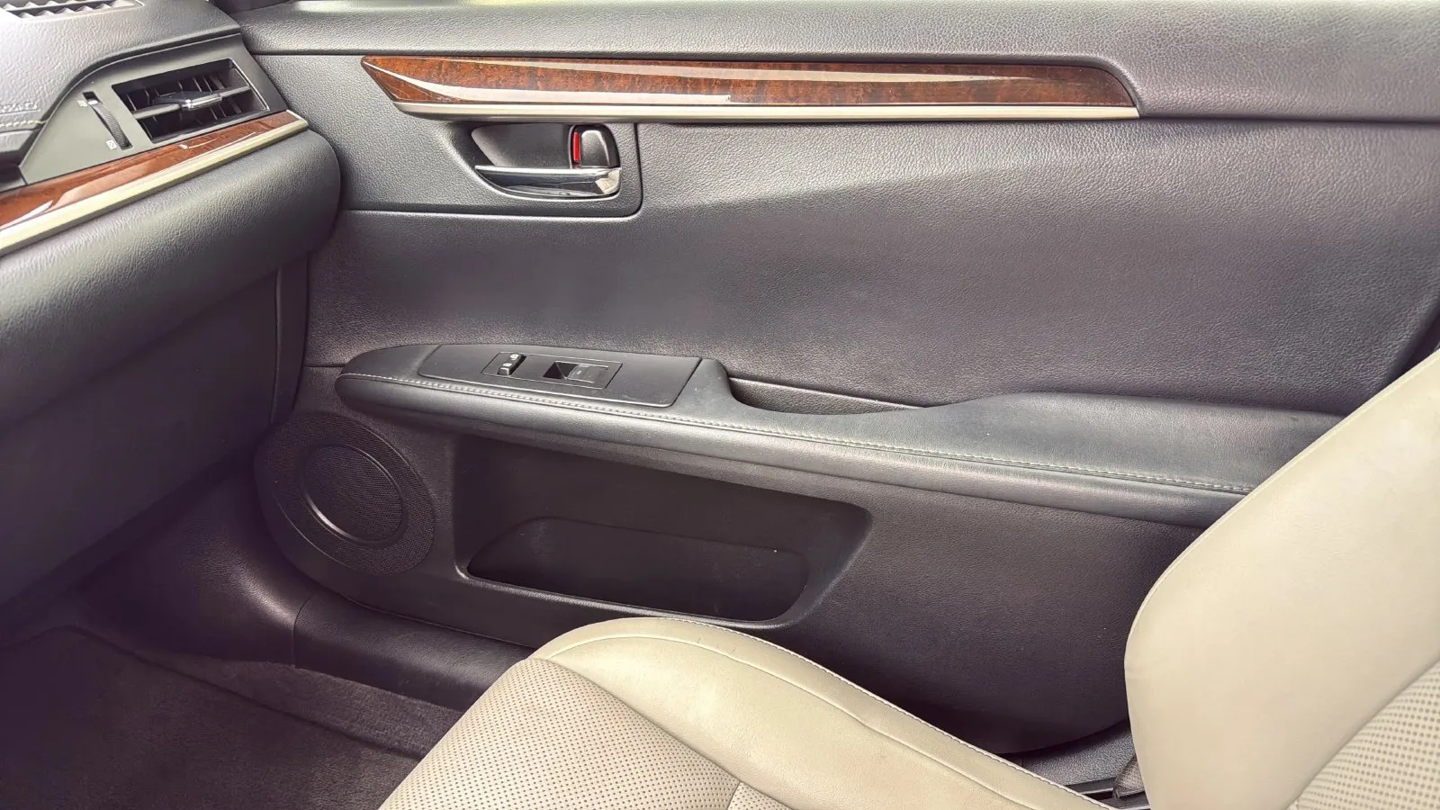 Lexus ES photo 26