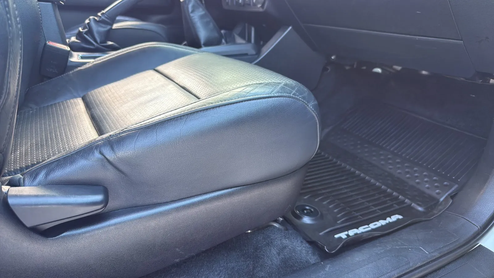 Toyota Tacoma photo 24