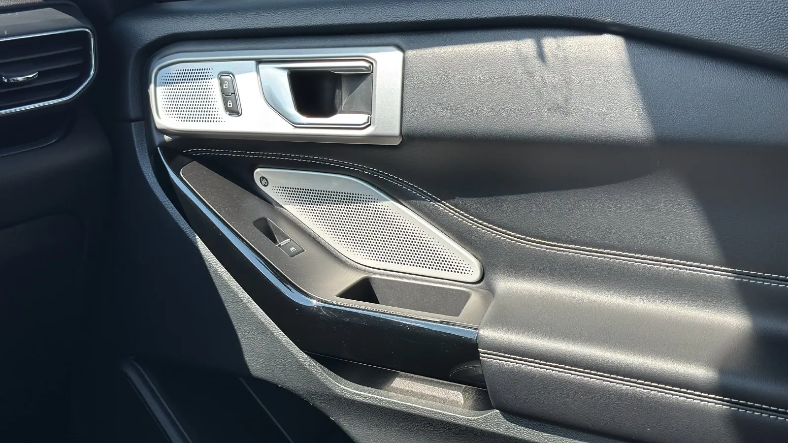 Ford Explorer photo 23