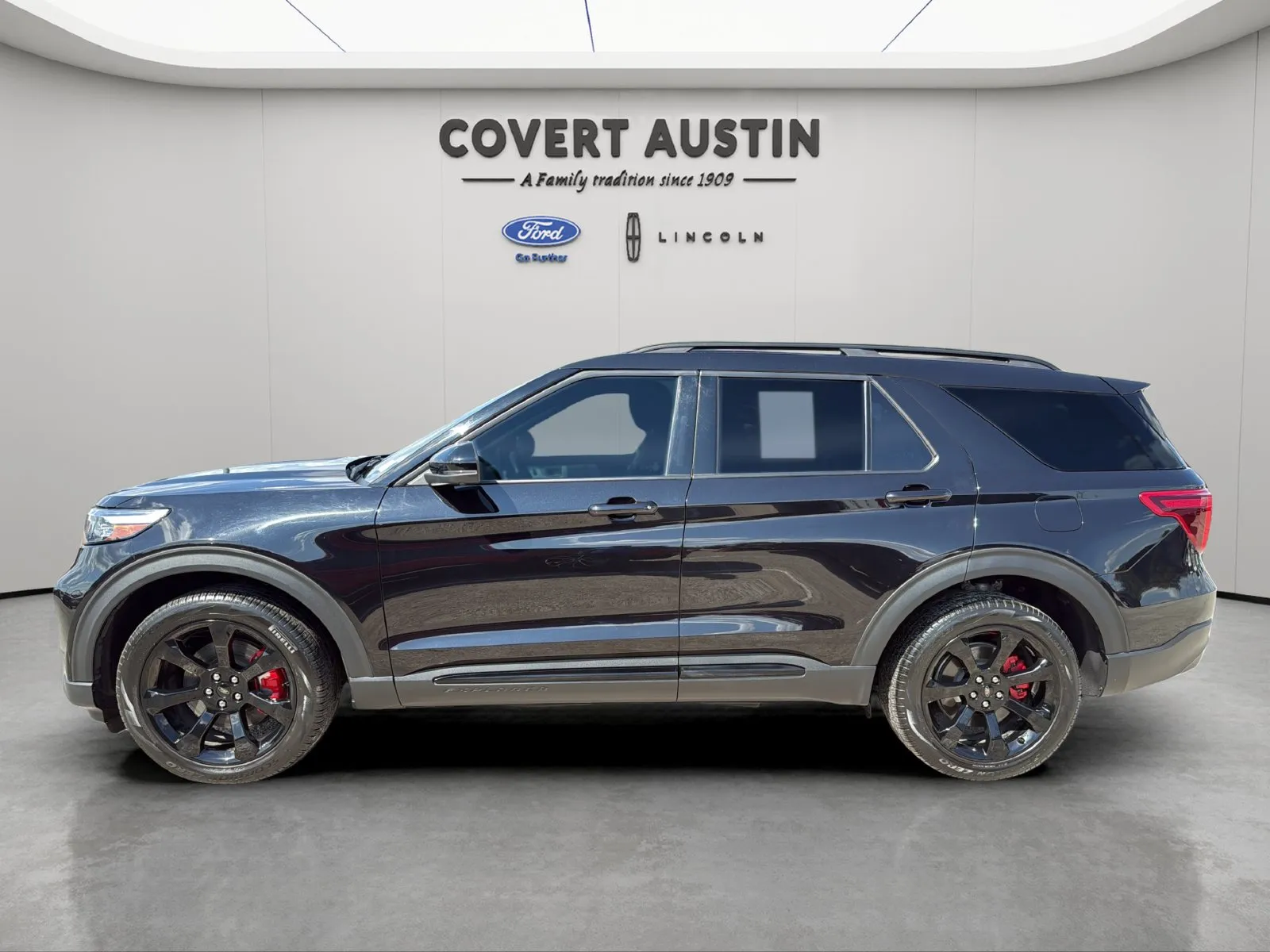 Ford Explorer photo 2