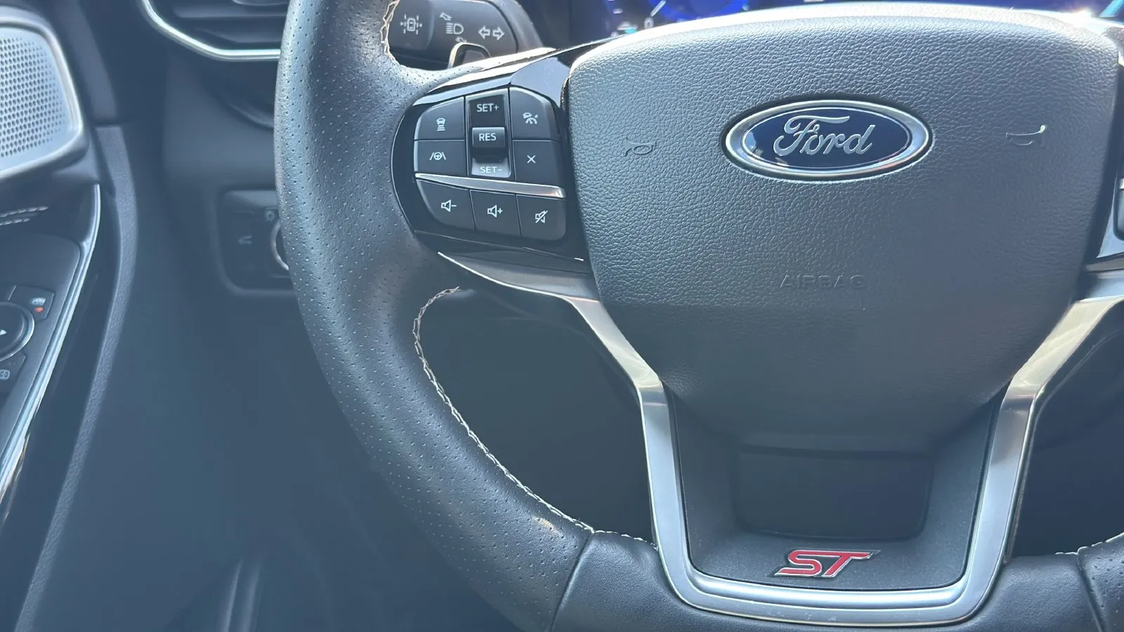 Ford Explorer photo 16