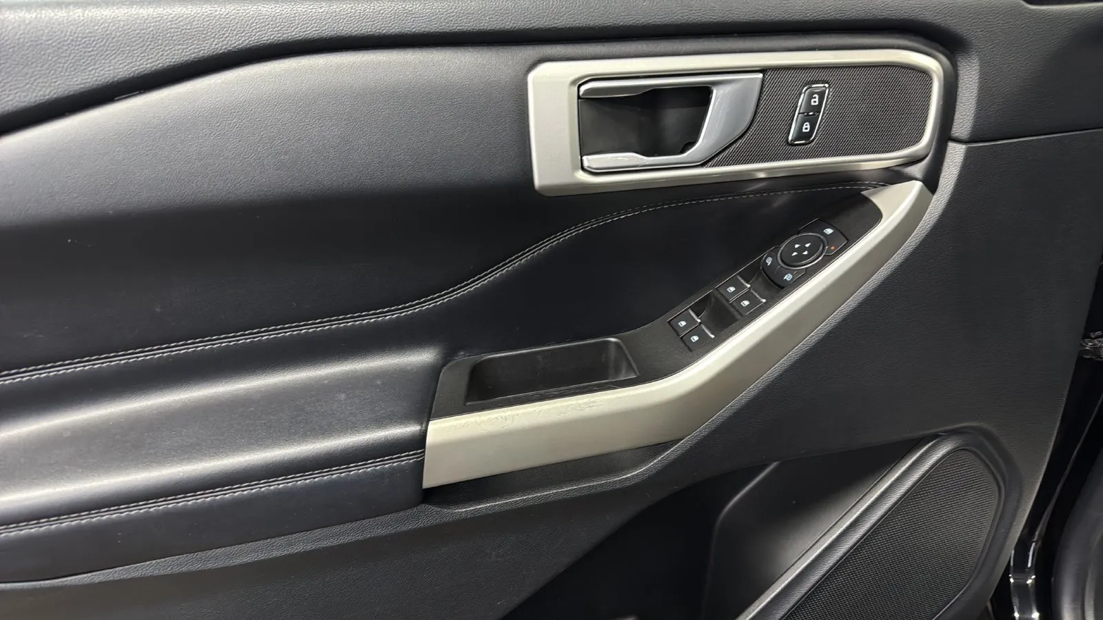 Ford Explorer photo 11
