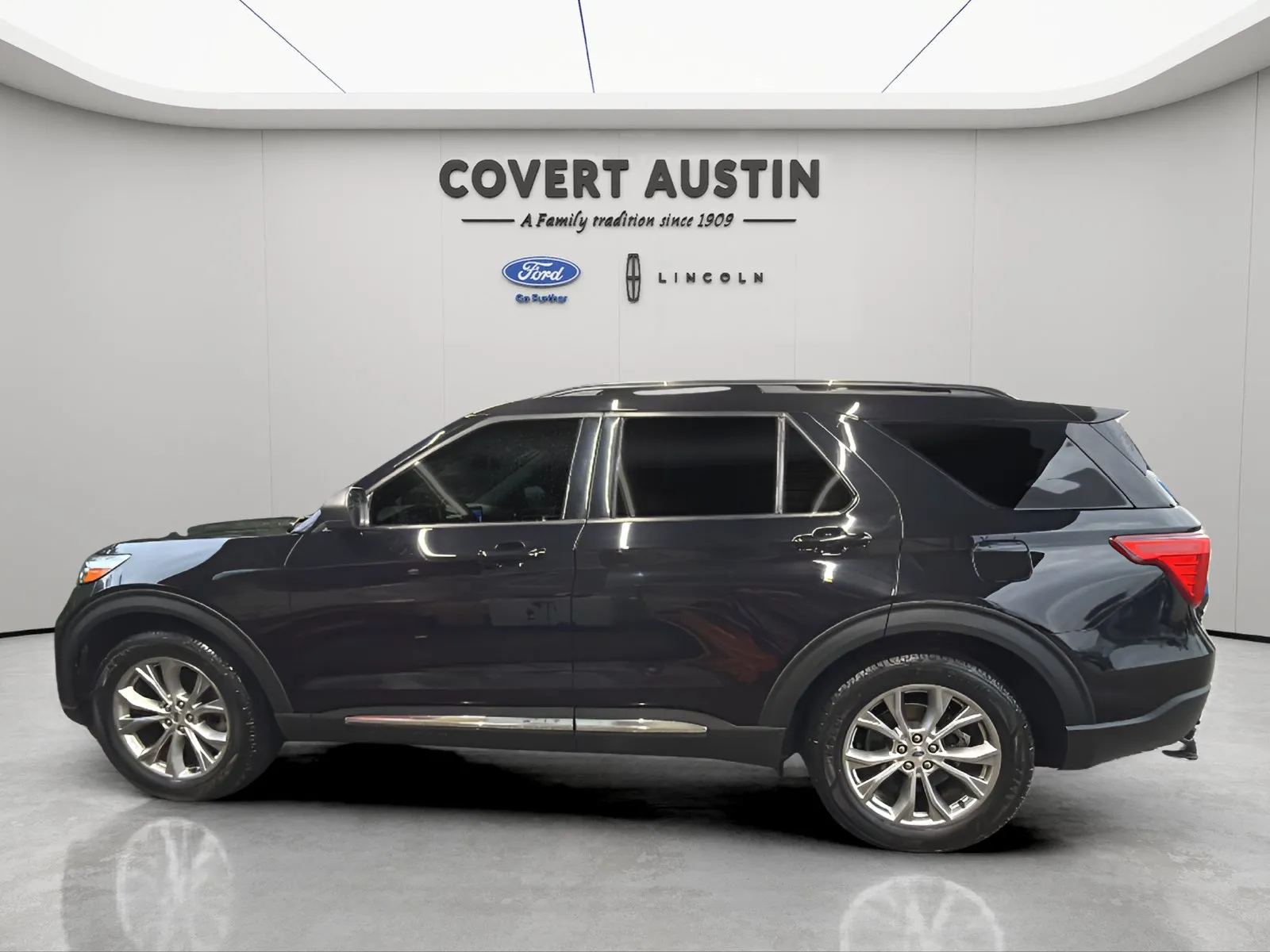 Ford Explorer photo 2